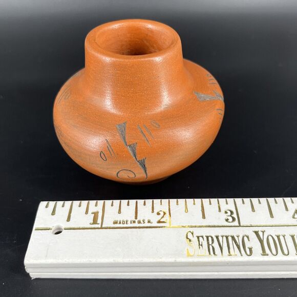 Vintage Southwestern Stoneware Pottery Mini Pot Vase Carved Design Signed 2006 - Picture 4 of 11